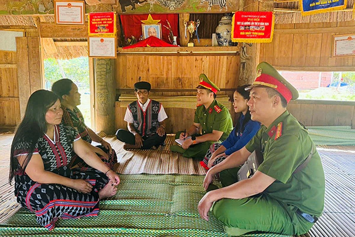 Công an xã A Nông, huyện Tây Giang trò chuyện với người dân về công tác phòng, chống tội phạm và tệ nạn ma túy trên địa bàn xã.