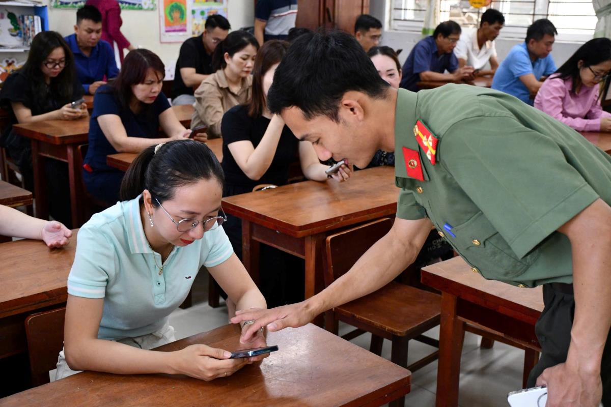 Tổ thanh niên xung kích Công an tỉnh Quảng Nam hướng dẫn phụ huynh góp ý dự thảo sửa đổi Hiến pháp năm 2013 thông qua ứng dụng VneID.