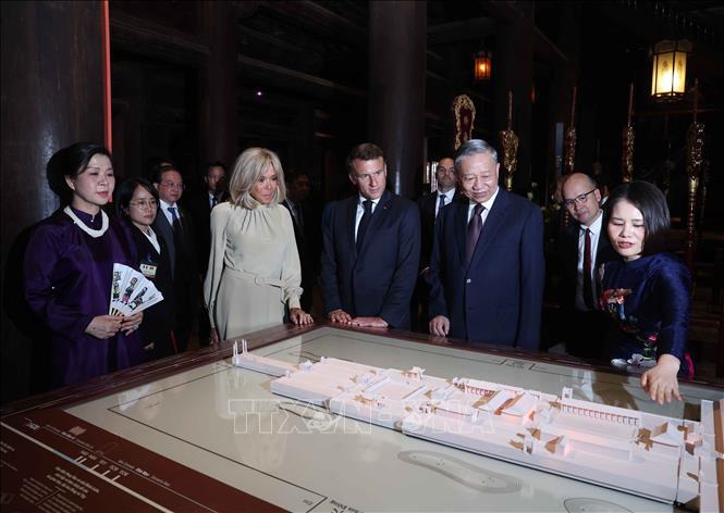 Tổng Bí thư Tô Lâm và Phu nhân cùng Tổng thống Pháp Emmanuel Macron và Phu nhân nghe giới thiệu về không gian Văn Miếu - Quốc Tử Giám.