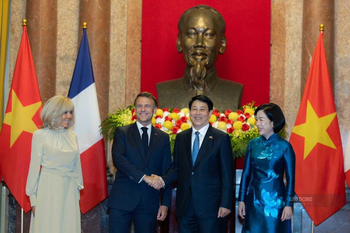Chủ tịch nước Lương Cường và Tổng thống Emmanuel Macron tại gặp gỡ báo chí.