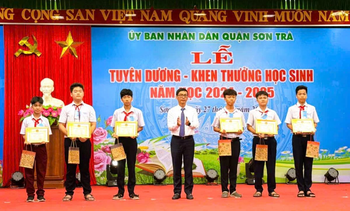 Lãnh đạo quận Sơn Trà tuyên dương, khen thưởng các học sinh đạt thành tích xuất sắc trong học tập và rèn luyện.