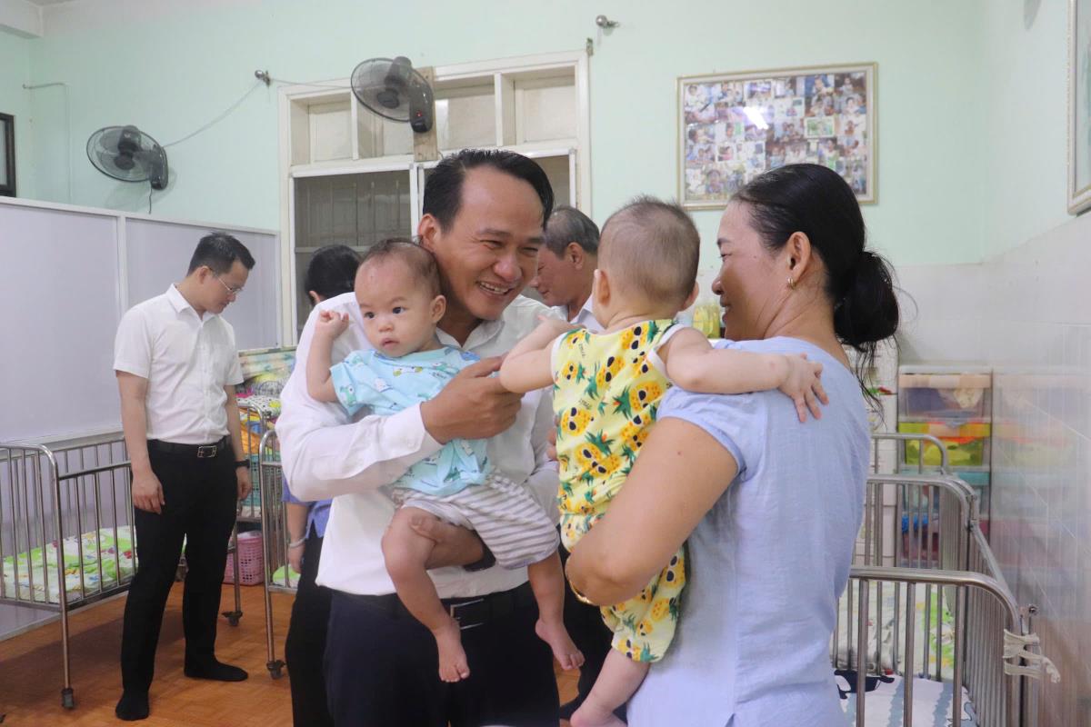 Phó Chủ tịch HĐND thành phố Đoàn Ngọc Hùng Anh thăm, tặng quà Trung tâm Hỗ trợ phát triển giáo dục hòa nhập Đà Nẵng.