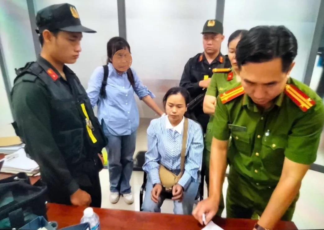 Bà Hồng quay phim tại hiện trường và đến trụ sở Công an yêu cầu thả người.