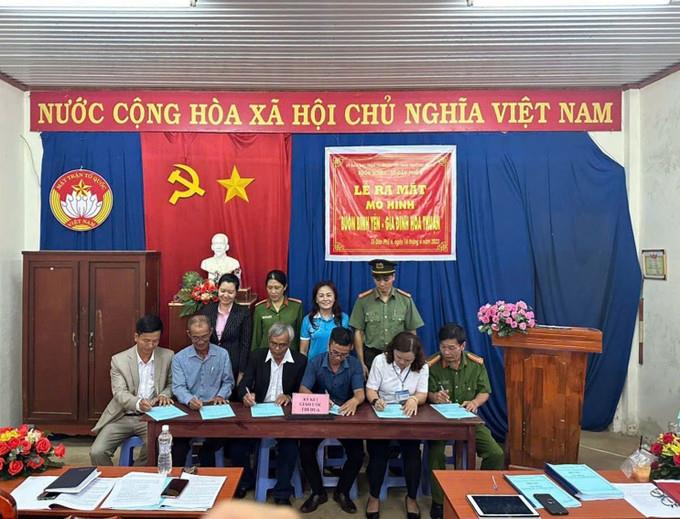 Các thành viên trong họ đạo ở buôn B'laosire ký giao ước thi đua trong ngày mô hình "Họ đạo bình yên - gia đình hòa thuận".