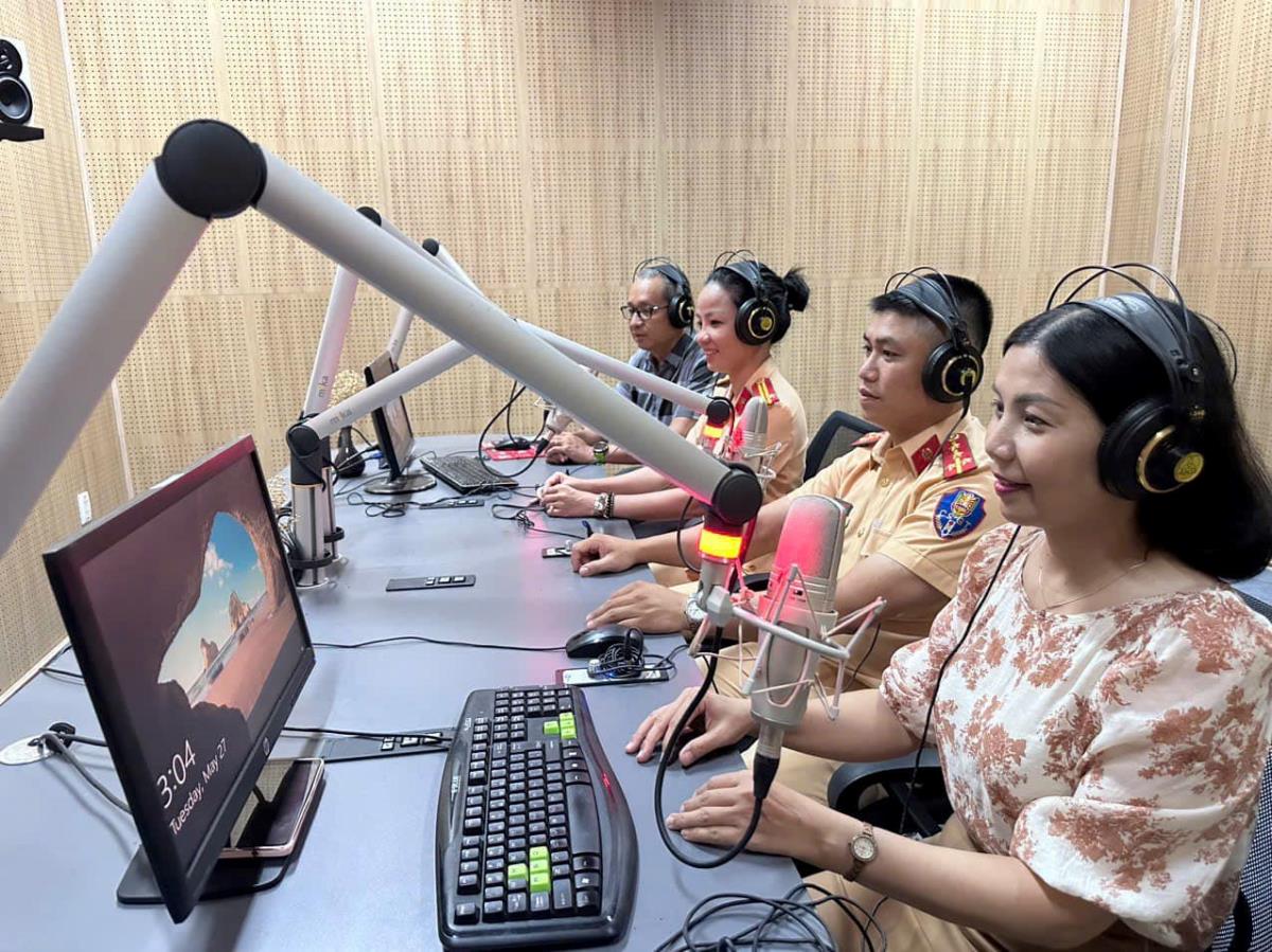 Cảnh sát giao thông cùng chương trình FM Radio giao thông với chương trình tuyên truyền, hướng dẫn người dân tham gia giao thông.