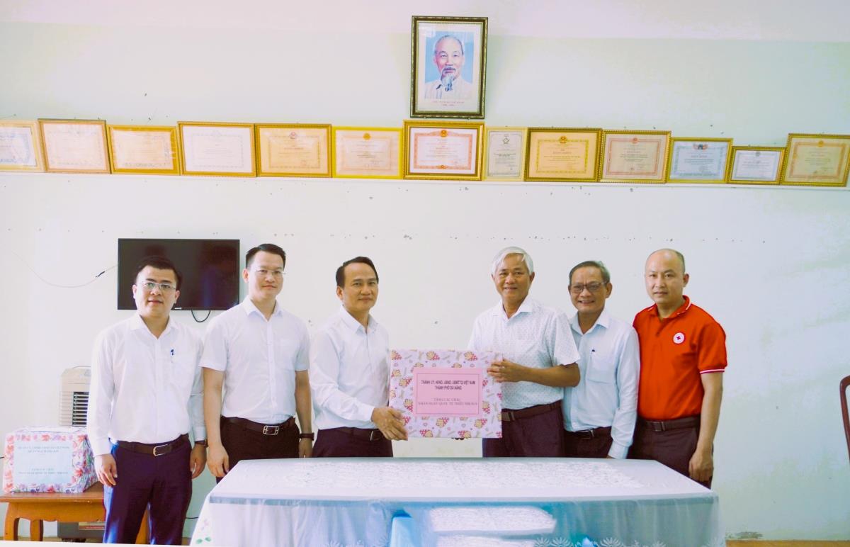 Đồng chí Nguyễn Đình Vĩnh thăm nơi chăm sóc trẻ em tại Trung tâm nuôi trẻ mồ côi Đà Nẵng.