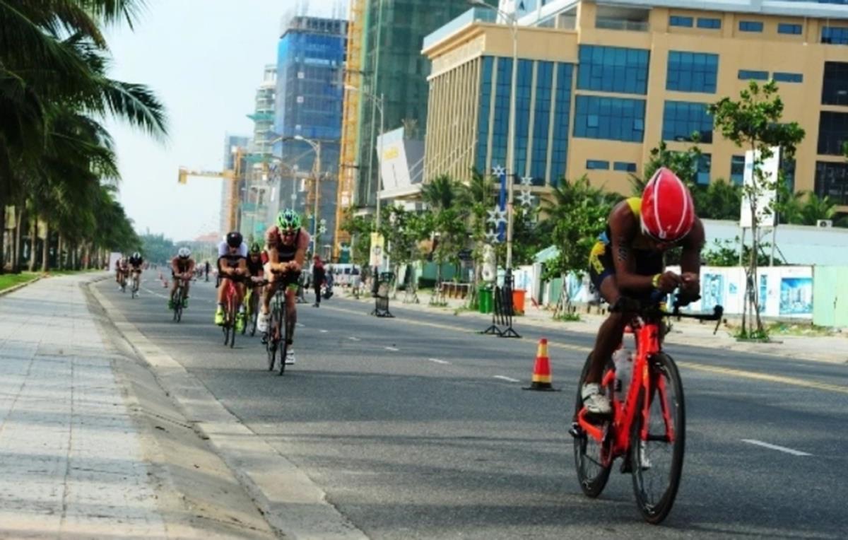 Lộ trình IRONMAN 70.3 Đà Nẵng 2025 đưa các VĐV đến bãi tắm và những cung đường ven biển đẹp nhất Đà Nẵng.