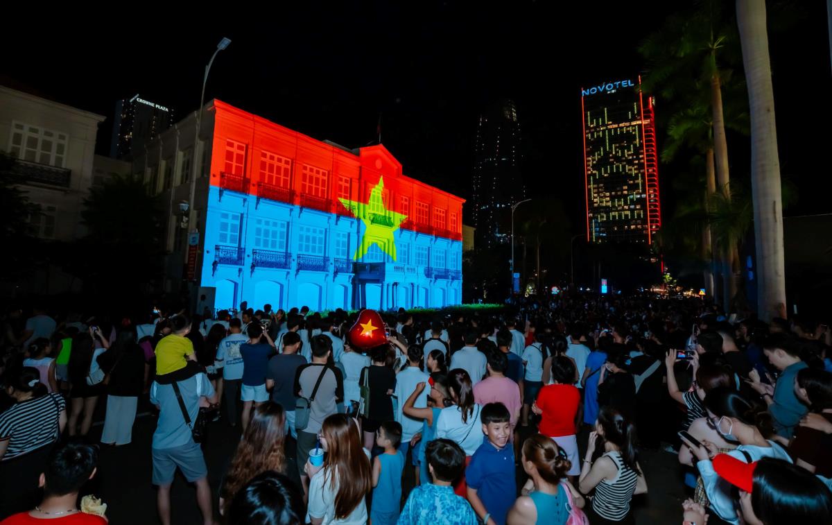 Hàng ngàn người dân, du khách thưởng thức chương trình trình chiếu phim 3D Mapping "Câu chuyện Đà Nẵng - The Story Of Đà Nẵng" tại mặt tiền toà nhà Bảo tàng Đà Nẵng tối 1-5.