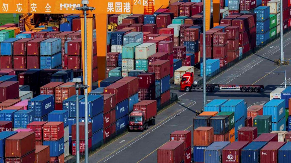 Các container xếp chồng lên nhau tại một cảng container trên sông Dương Tử ở thành phố Trùng Khánh, tây nam Trung Quốc. Ảnh: AP