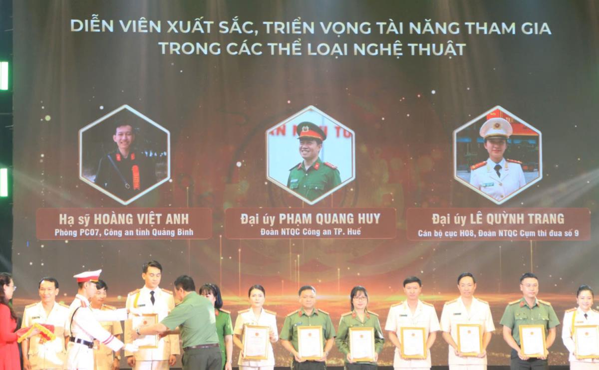 Hoàng Việt Anh đã hiến tặng hàng trăm hiện vật quý cho các Bảo tàng trong và ngoài tỉnh.