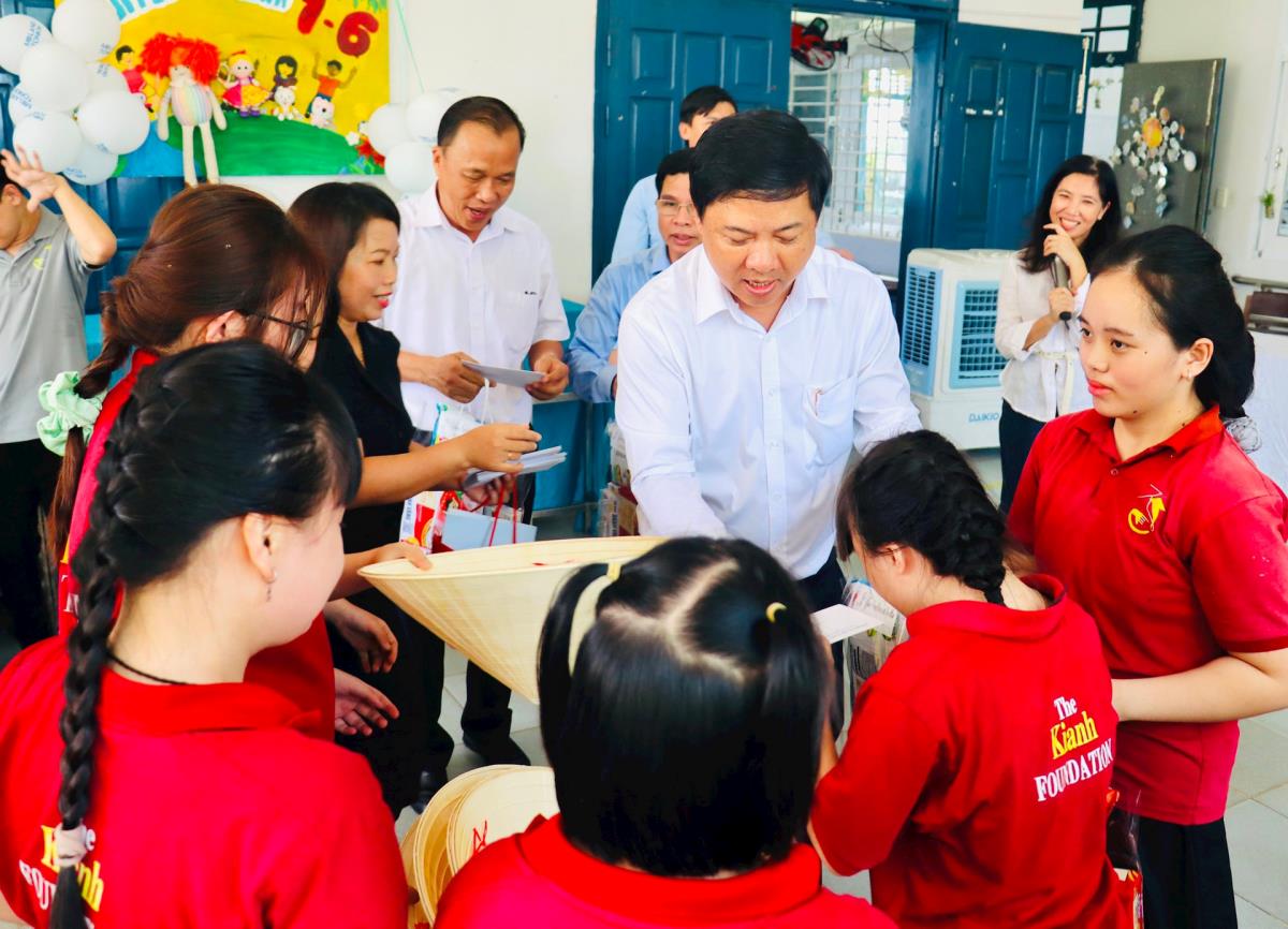 Tại lễ phát động, lãnh đạo tỉnh Quảng Nam trao tặng 50 suất học bổng cho trẻ em nghèo vượt khó.