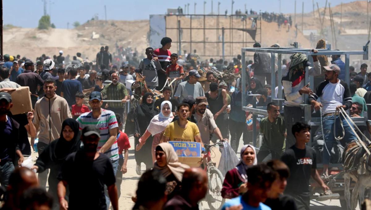 Người dân tập trung chờ nhận hàng viện trợ từ Quỹ Nhân đạo Gaza do Mỹ hậu thuẫn, ở trung tâm Dải Gaza, ngày 29-5. Ảnh: Reuters
