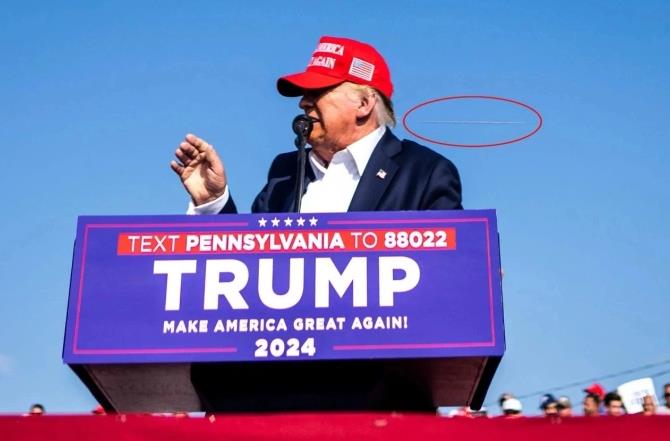 Khoảnh khắc viên đạn xé gió bay sượt qua đầu ông Donald Trump tại sự kiện vận động tranh cử ở Pennsylvania vào ngày 13-7-2024. Ảnh: NYT