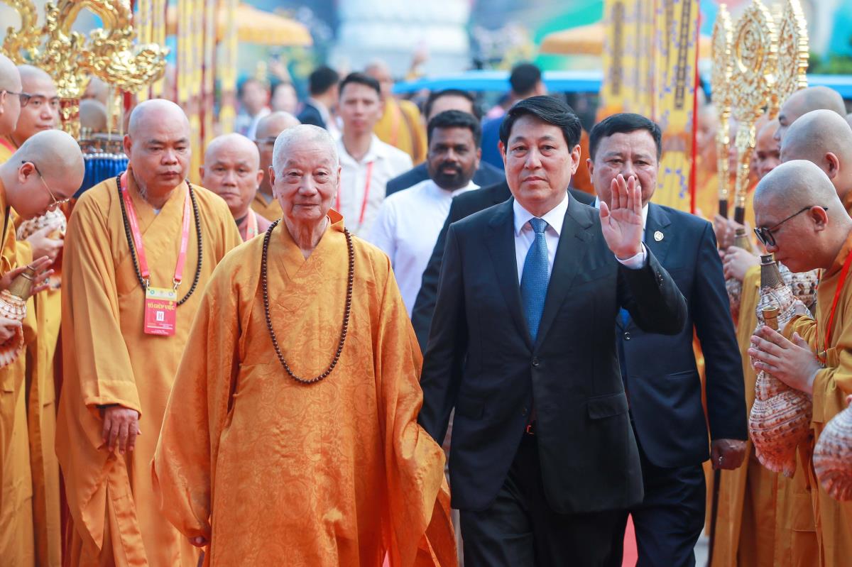 Chủ tịch nước Lương Cường cùng Pháp chủ Giáo hội Phật giáo Việt Nam - Đại lão Hòa thượng Thích Trí Quảng, tiến vào Giảng đường Minh Châu dự lễ khai mạc Vesak Liên hợp quốc 2025.