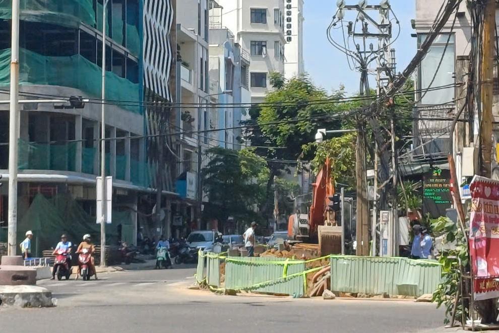 Thi công dự án cải tạo hệ thống thoát nước và hạ ngầm cáp thông tin, điện chiếu sáng trên 4 tuyến đường nội thị tại đường Hùng Vương.
