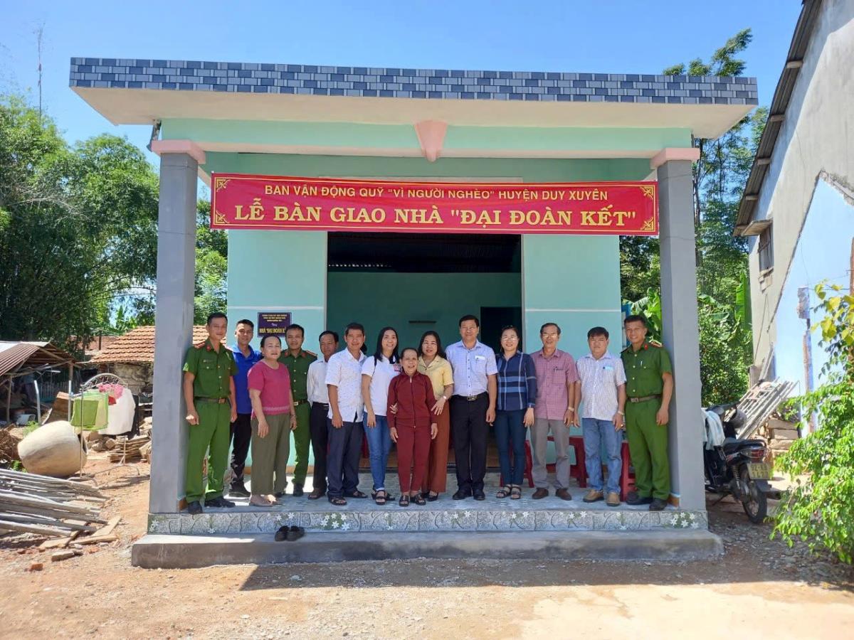 Các ngành chức năng huyện Duy Xuyên chung tay xây dựng nhà “Đại đoàn kết” giúp người dân xóa nhà tạm.