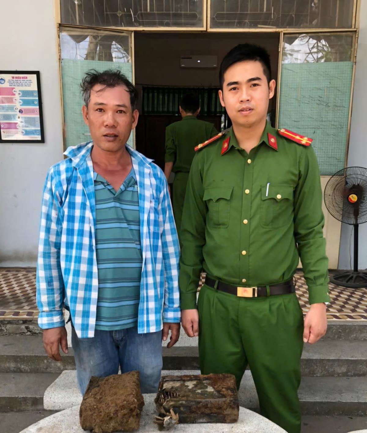 Số đạn trong thùng sắt anh Minh giao nộp cho Công an xã
