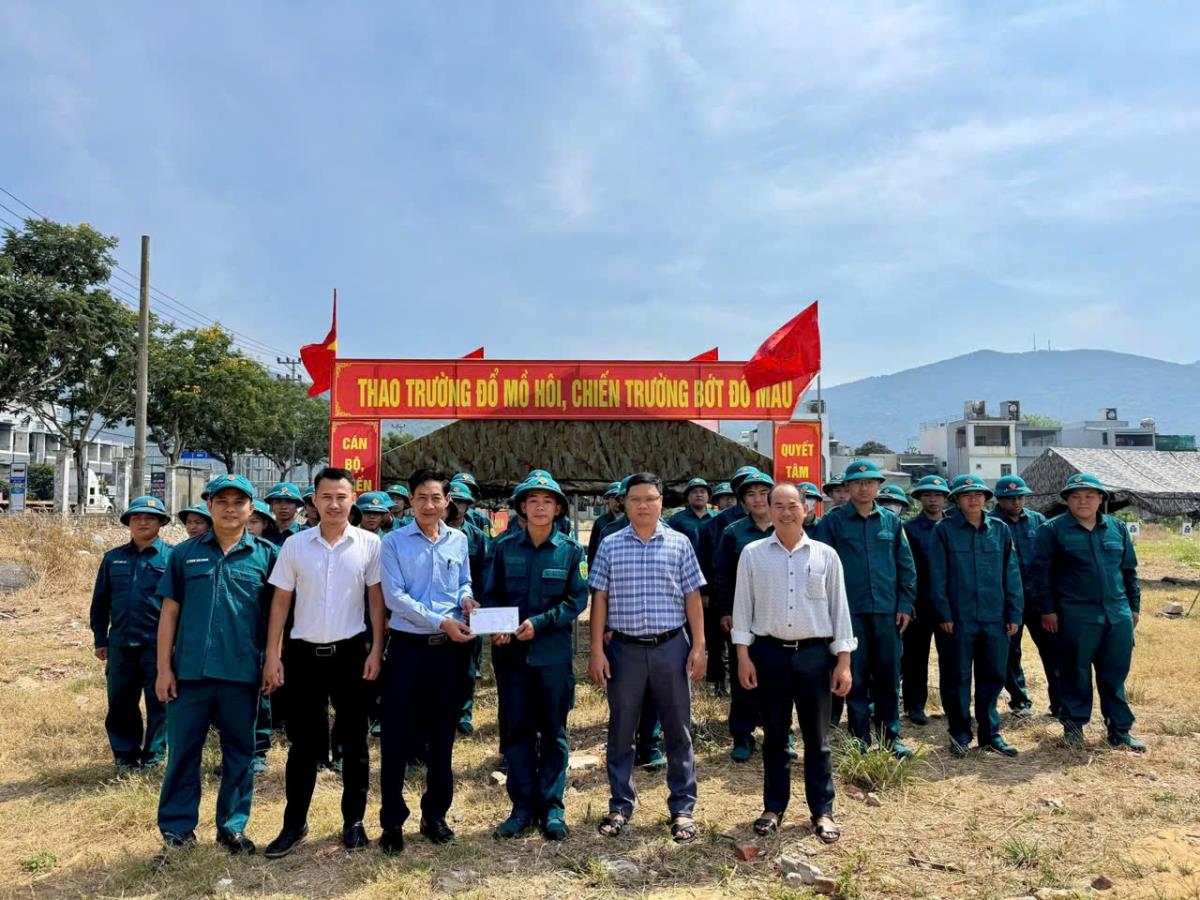 Lãnh đạo P. Nại Hiên Đông trao tặng quà, thăm hỏi và động viên lực lượng Dân quân tự vệ mới đang tham gia huấn luyện năm thứ nhất năm 2025.