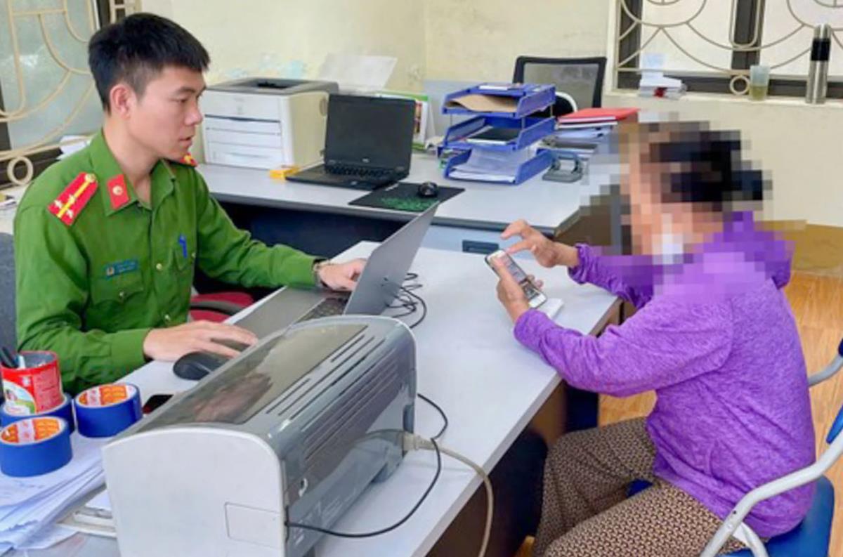 Lực lượng chức năng giải thích cho bà L. về thủ đoạn giả danh công an để lừa đảo chiếm đoạt tài sản. (Ảnh: CACC)