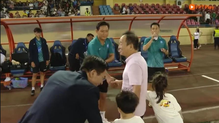 Không chỉ xuống sân chúc mừng chiến thắng của Nam Định trước đội bóng nhà Hà Nội FC (ảnh), bầu Hiển còn đưa 2 cháu nội đến chụp ảnh cùng Xuân Son trên khán đài Hàng Đẫy.