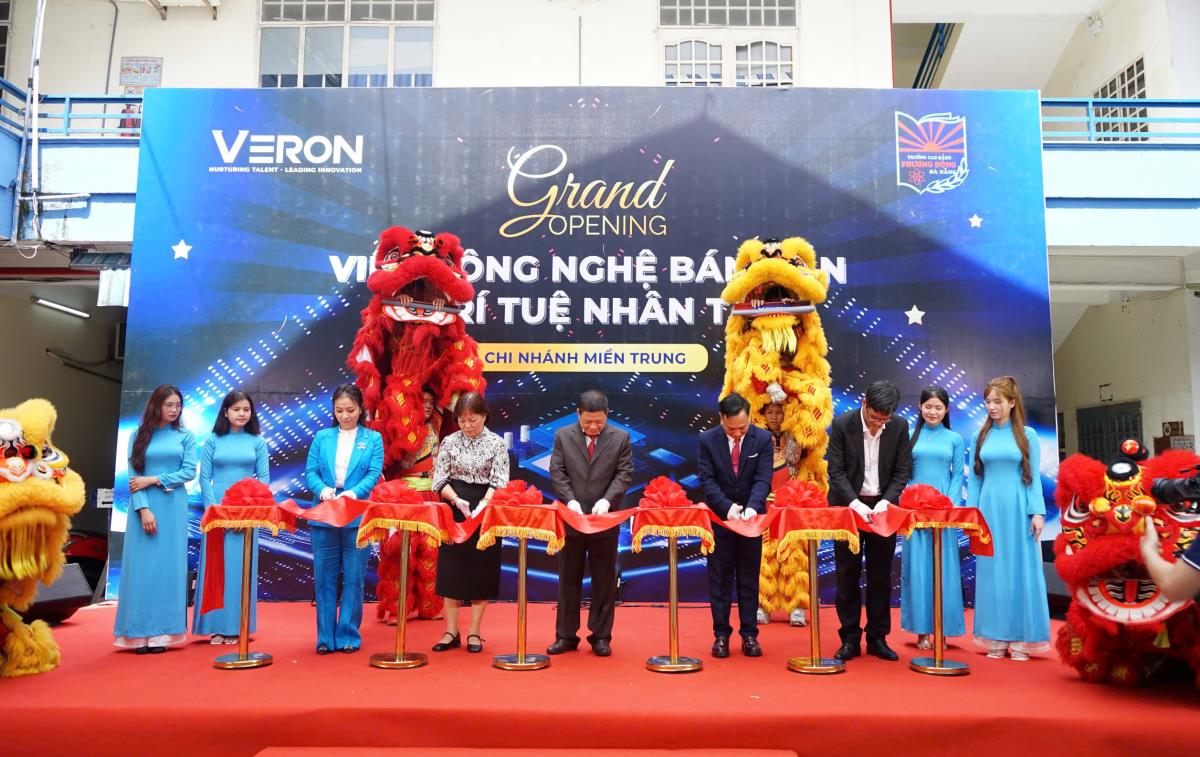 Học viên lớp đào tạo thiết kế vi mạch bán dẫn khóa đầu tiên tặng hoa chúc mừng sự kiện.