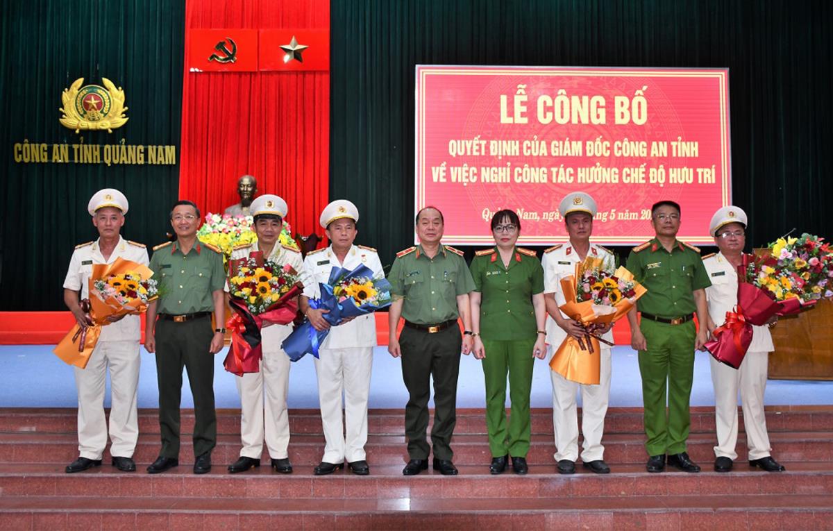 Lãnh đạo Công an tỉnh Quảng Nam chụp hình lưu niệm cùng các cán bộ nghỉ công tác hưởng chế độ hưu trí.
