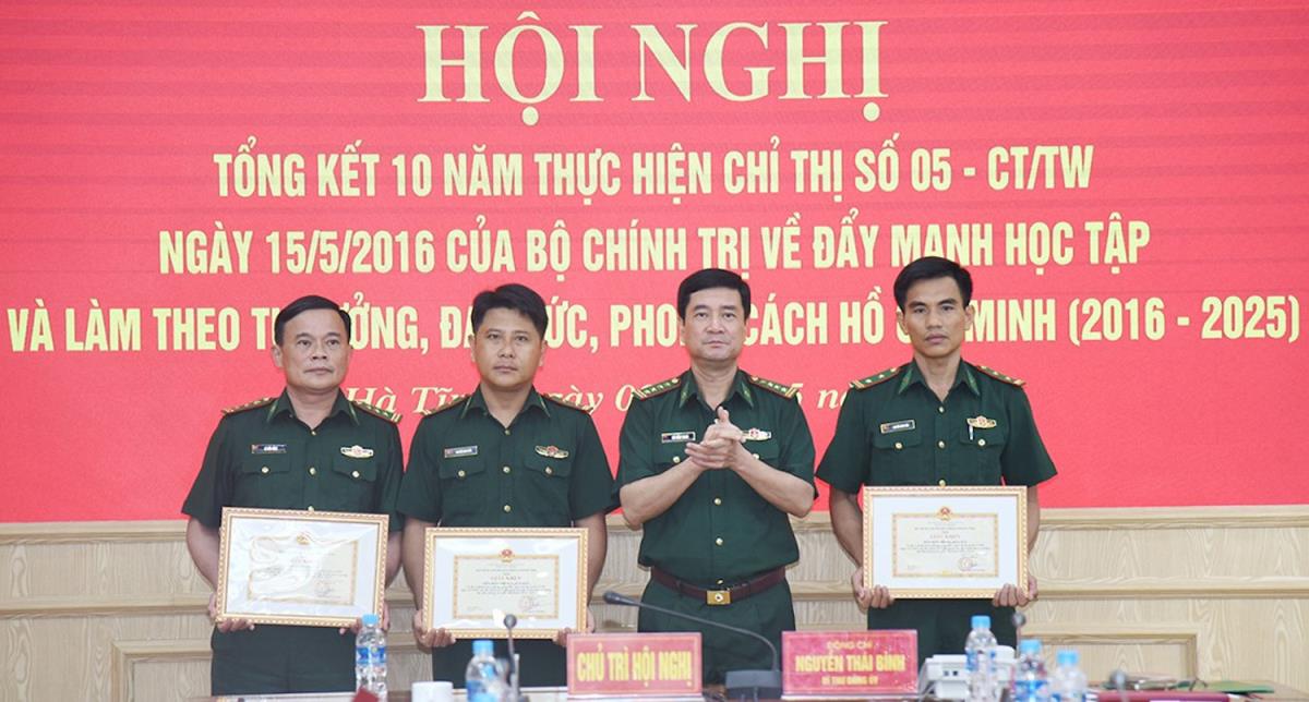 Đại tá Bùi Hồng Thanh - Chỉ huy trưởng BĐBP Hà Tĩnh trao thưởng cho 3 tập thể có thành tích xuất sắc.