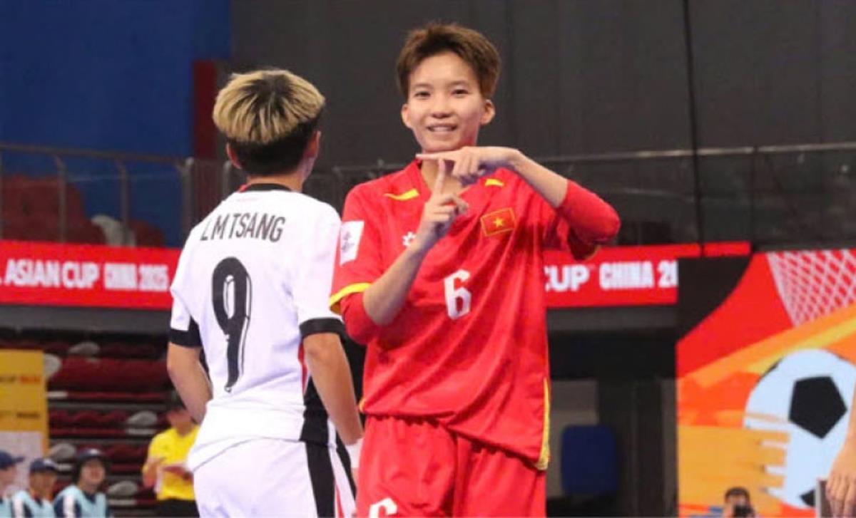Thanh Ngân (số 6) lập hat-trick giúp đội tuyển nữ futsal Việt Nam thắng trận ra quân ở giải châu Á 2025.