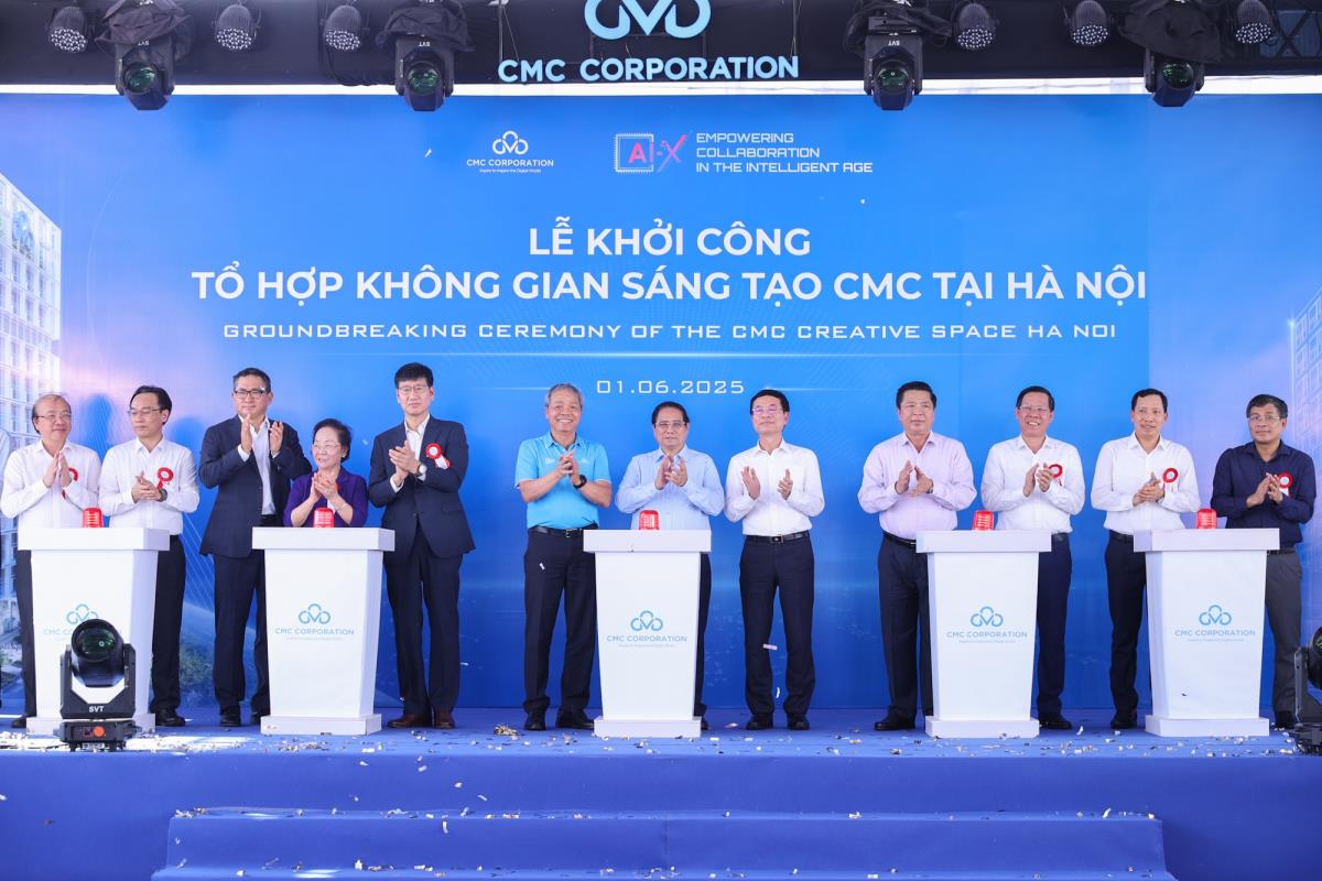 Thủ tướng Phạm Minh Chính và các đại biểu thực hiện nghi thức khởi công Tổ hợp không gian sáng tạo CMC.
