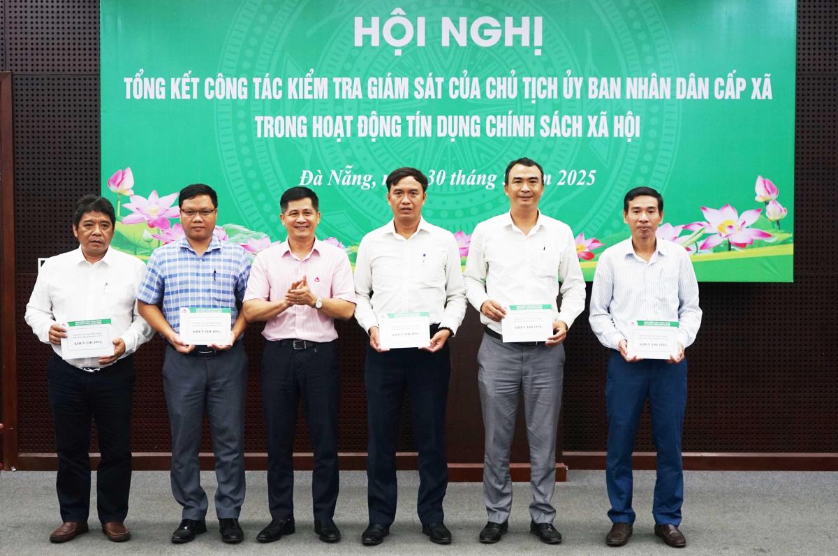 Lãnh đạo Ban Đại diện HĐQT Chi nhánh Ngân hàng CSXH TP Đà Nẵng khen thưởng cho chủ tịch các xã, phường trên địa bàn TP.