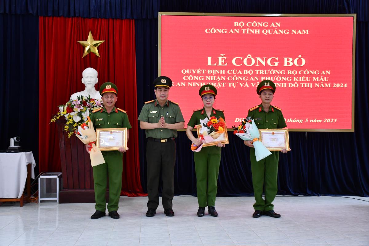 Thừa ủy quyền của Bộ trưởng Bộ Công an, Đại tá Nguyễn Xuân Hoàng- Phó Giám đốc Công an tỉnh trao Giấy chứng nhận cho Công an các phường Điện An, Điện Nam Đông, Điện Nam Trung.
