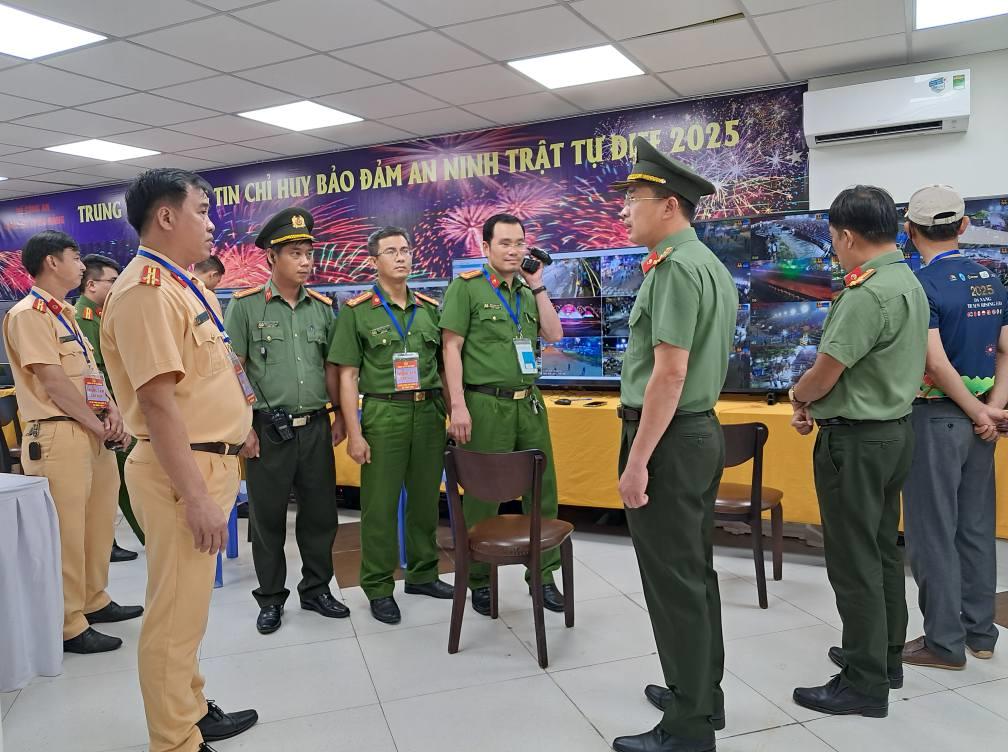 Lực lượng Công an làm nhiệm vụ tại hiện trường ngày đêm khai mạc DIFF 2025.