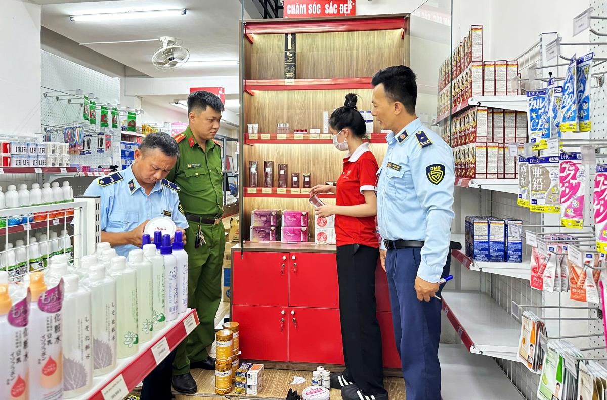 Sản phẩm sữa nước ngoài nhập lậu để kinh doanh kinh tại 1 cơ sở trên địa bàn Q.Hải Châu bị lực lượng chức năng phát hiện.