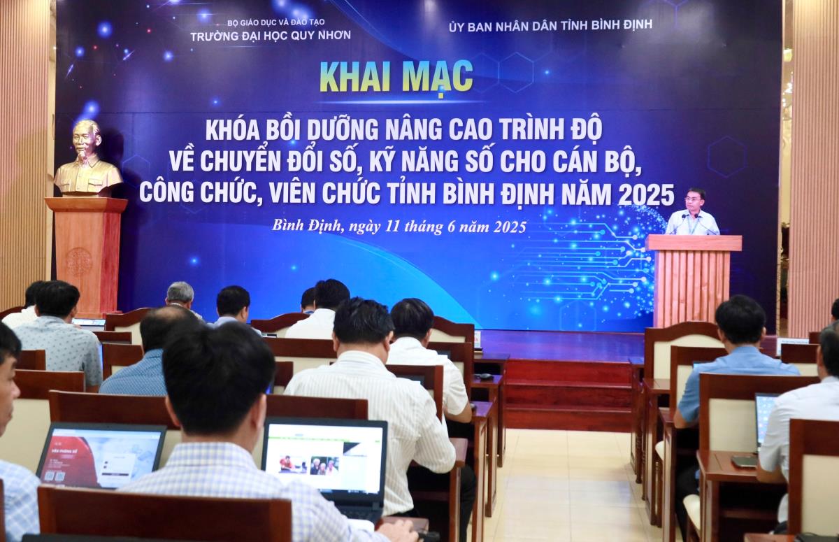 Bình Định khai mạc khoá bồi dưỡng kiến thức về chuyển đổi số và kỹ năng số cho CBCCVC trên địa bàn tỉnh.