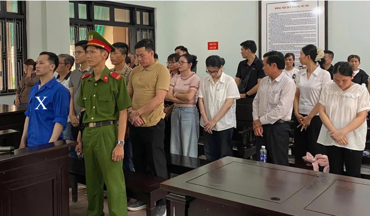Bị cáo Hoàng Văn Bắc (X) cầm đầu đường dây tổ chức cho người khác xuất cảnh trái phép và các bị cáo đồng phạm trong vụ án tại phiên tòa.