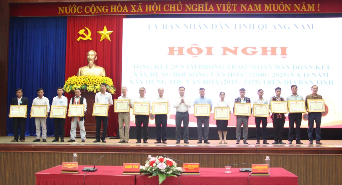 Phó Chủ tịch HĐND tỉnh Trần Công Thanh trao Bằng khen của Chủ tịch UBND tỉnh Quảng Nam cho các tập thể.