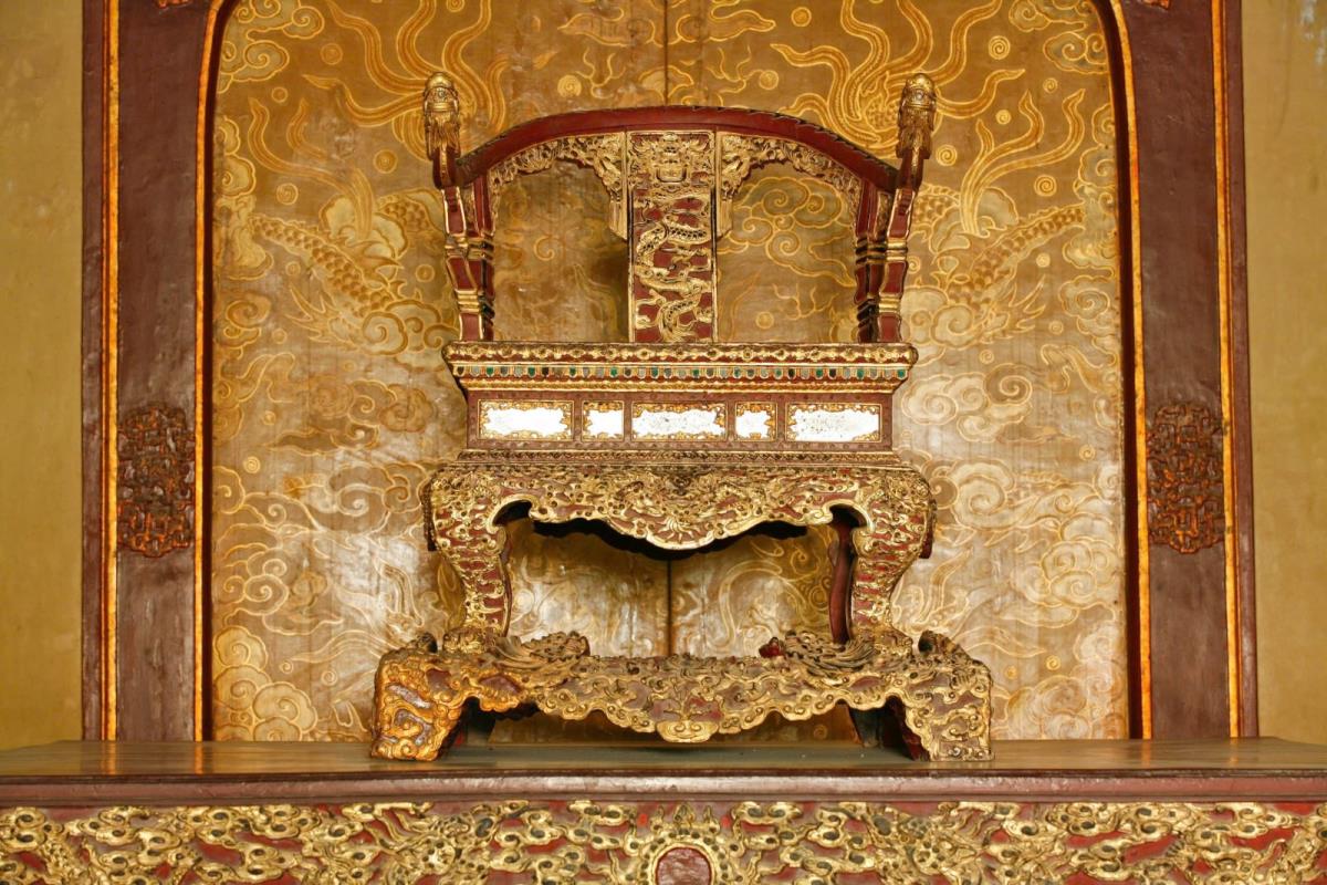 Ngai vua triều Nguyễn được công nhận là bảo vật quốc gia năm 2015 (Ảnh chụp trước khi bị đối tượng nghi có biểu hiện loạn thần xâm hại trưa 24-5 -2025).