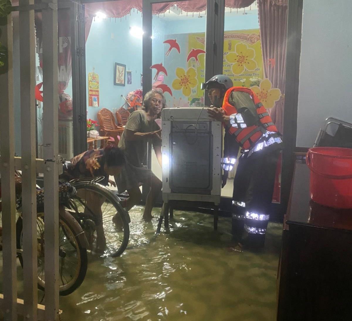 Lực lượng CSGT, Công an và Bảo vệ ANTT cơ sở tại Quảng Nam phối hợp dọn dẹp cây cối bị ngã đổ và căng dây cảnh báo khu vực nước sâu.