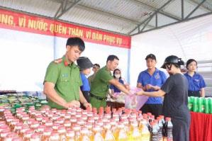 Đại úy Bùi Duy Hạnh cùng cán bộ, chiến sĩ Công an thị trấn Trà Xuân, huyện Trà Bồng (Quảng Ngãi) phân phát các mặt hàng tiêu dùng cho hộ gia đình nghèo, cận nghèo.