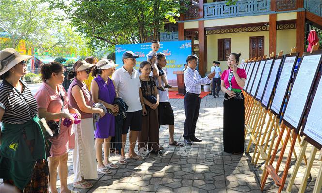 Triển lãm ảnh "33 số báo QĐND đặc biệt xuất bản tại Chiến trường Điện Biên Phủ" thu hút đông người dân và du khách đến tham quan.
