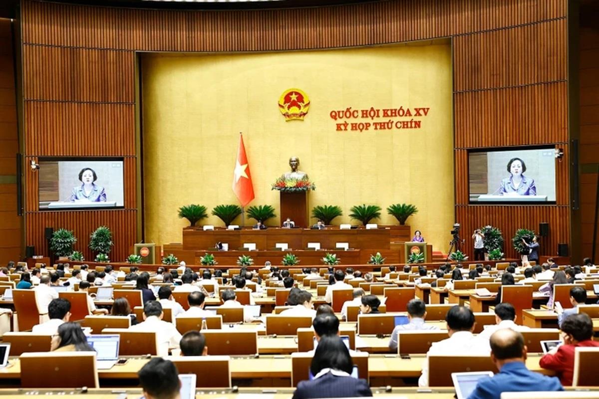 Quốc hội nghe Tờ trình và báo cáo thẩm tra về việc sắp xếp đơn vị hành chính cấp tỉnh năm 2025. (Ảnh: TTXVN)