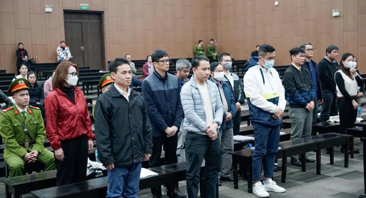 Các bị cáo liên quan đến vụ án chuyến bay giải cứu giai đoạn 2 tại phiên tòa sơ thẩm, tháng 12-2024.