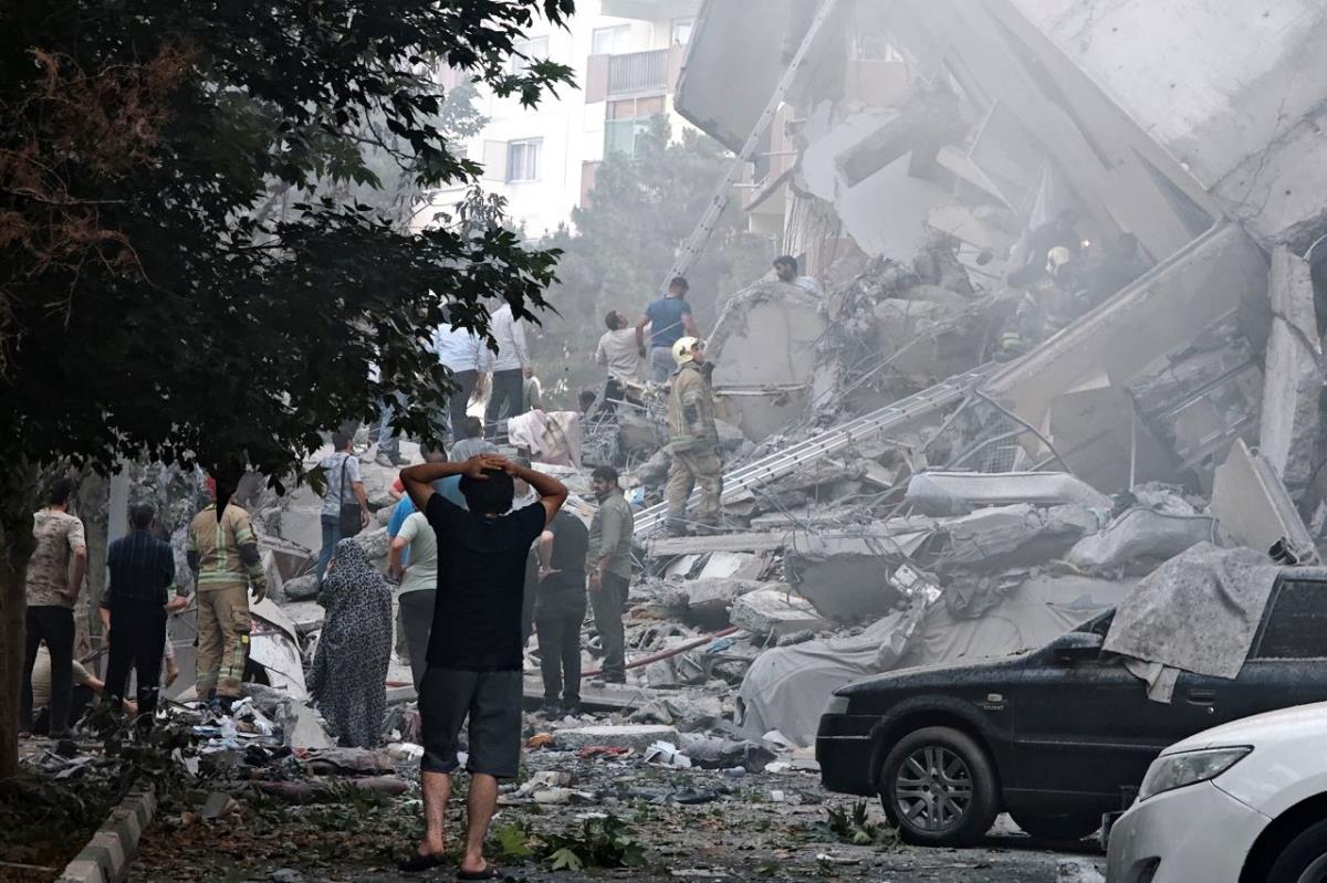 Các tòa nhà tại Quảng trường Nobonyad ở Tehran bị phá hủy sau cuộc không kích của Israel. Ảnh: Getty Images