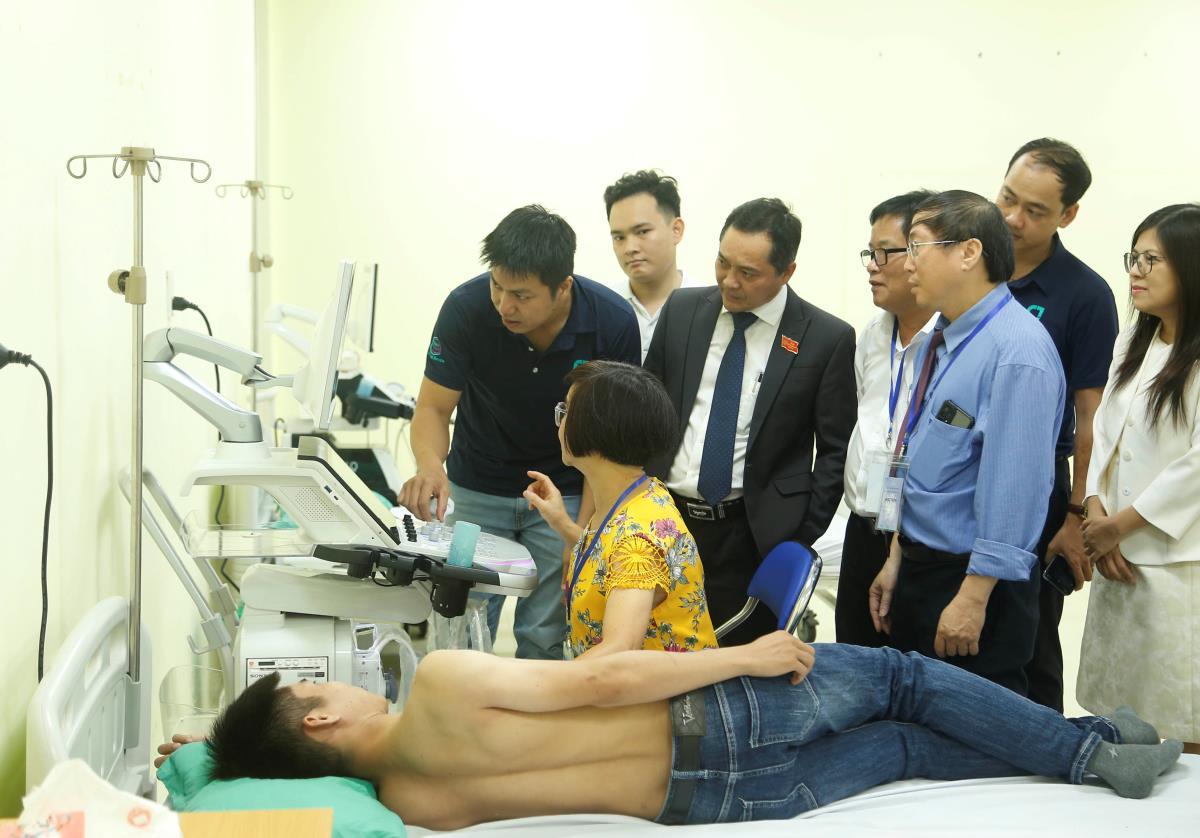 Ngoài trao đổi các kiến thức chuyên sâu, bài bản và cập nhật mới nhất về siêu âm tim trong cấp cứu, bác sỹ giỏi chuyên môn còn thực hành “cầm tay chỉ việc” trên lâm sàng, giúp học viên nắm vững kỹ thuật và tự tin ứng dụng vào công việc thực tế