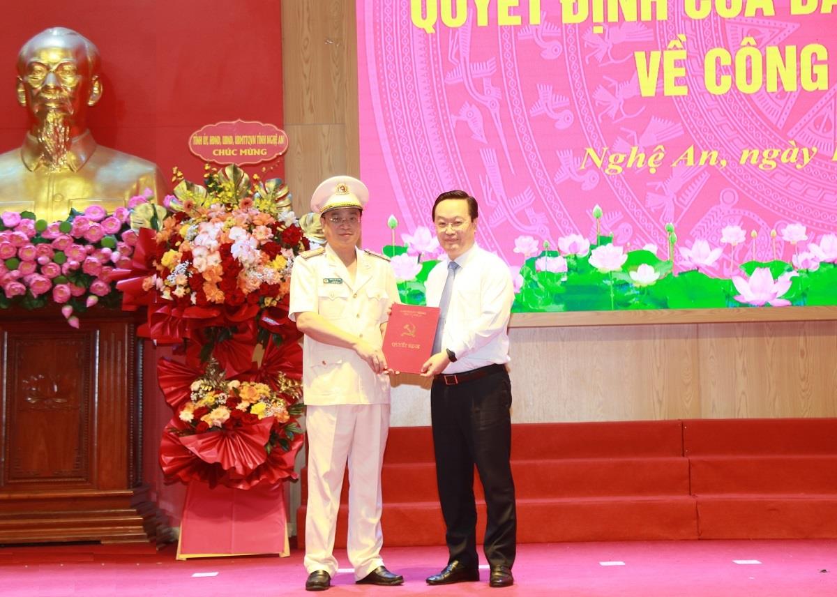 Thường trực Tỉnh ủy tặng hoa chúc mừng Thiếu tướng Bùi Quang Thanh, Chánh Thanh tra Bộ Công an, nguyên Ủy viên Ban Thường vụ Tỉnh ủy Nghệ An, Bí thư Đảng ủy, Giám đốc Công an tỉnh