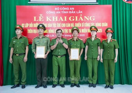 Đại tá Y San ADrơng-Phó Giám đốc Công an tỉnh Đắk Lắk trao Quyết định thành lập Ban chỉ huy lớp bồi dưỡng.