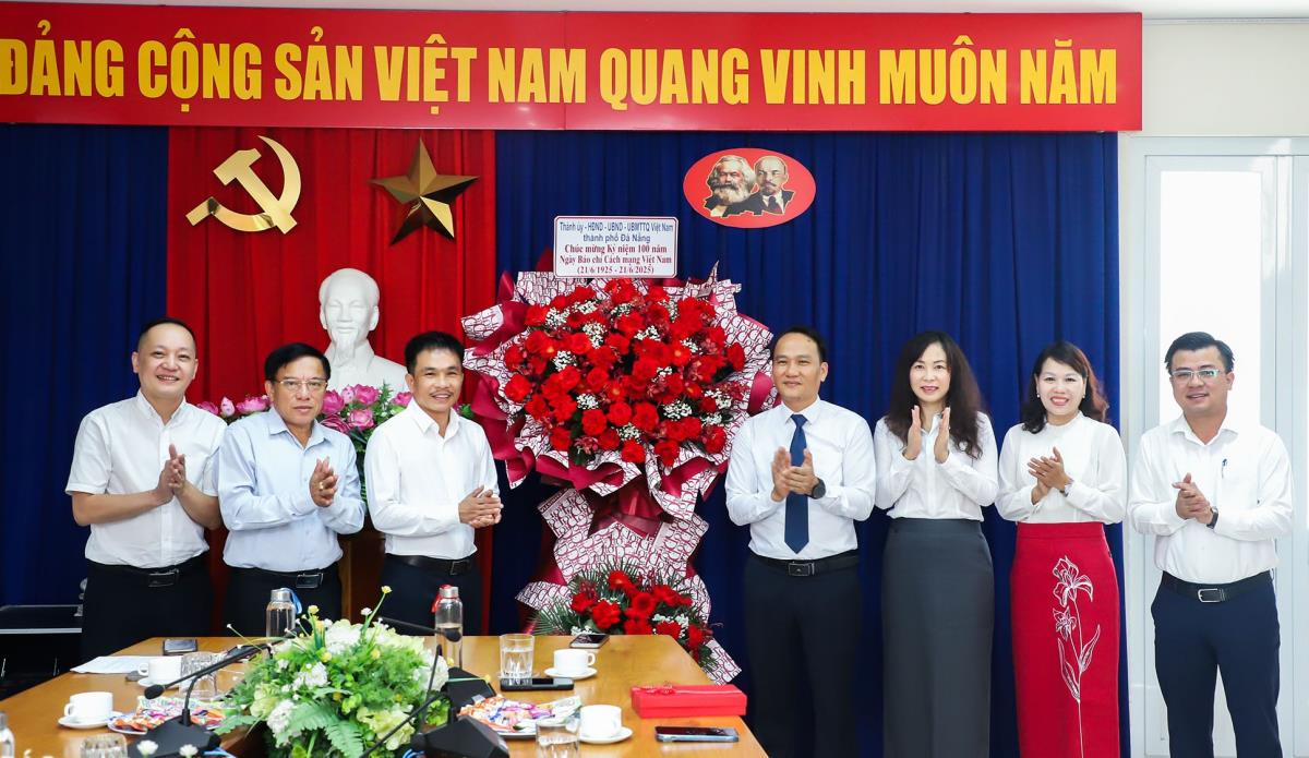 Phó Bí thư Thường trực Thành ủy Nguyễn Đình Vĩnh (thứ 4, bên phải qua) thăm, tặng hoa chúc mừng Cơ quan Thường trực Báo Nhân Dân tại Đà Nẵng