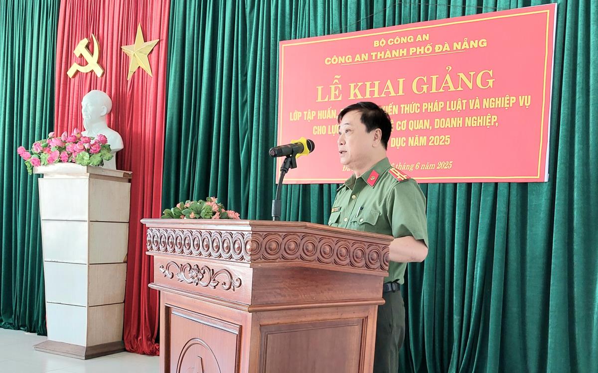 Thượng tá Mai Chiến Thắng- Phó Trưởng phòng Tổ chức Công an TP Đà Nẵng phát biểu khai mạc lớp tập huấn, bồi dưỡng kiến thức pháp luật, nghiệp vụ cho lực lượng bảo vệ.