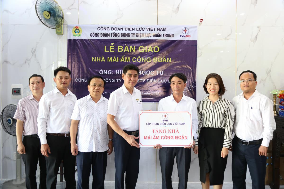 Chủ tịch Công đoàn EVNCPC cùng lãnh đạo Công đoàn PC Đà Nẵng, Điện lực Hải Châu trao tượng trưng nhà Mái ấm Công đoàn cho gia đình anh Tú.