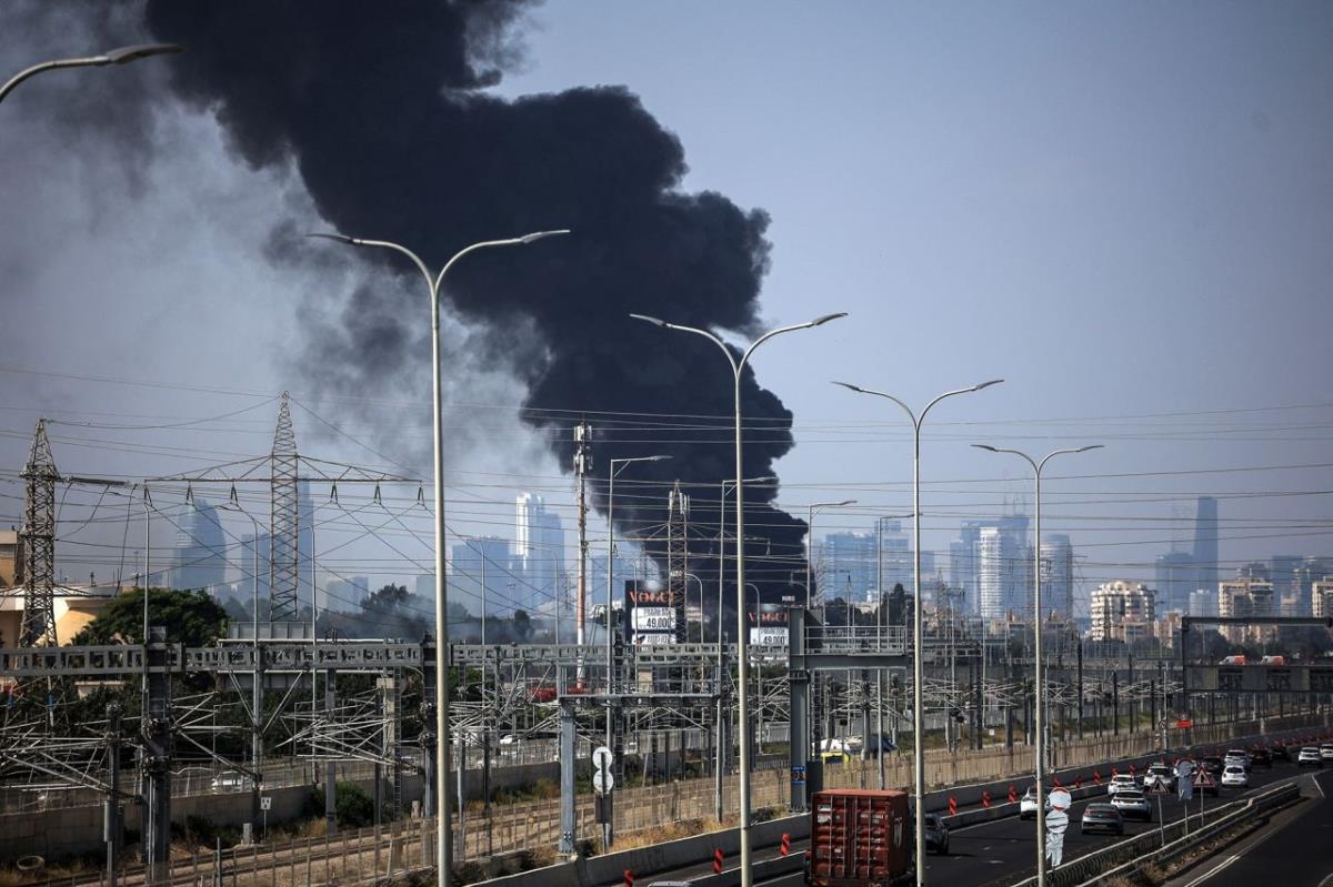 Khói bốc lên tại Herzliya (Israel) sau một cuộc tấn công bằng tên lửa từ Iran ngày 17-6. Ảnh: Reuters